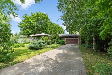 Photo 3 at 2 Gallacher Avenue, Oak Ridges, Richmond Hill
