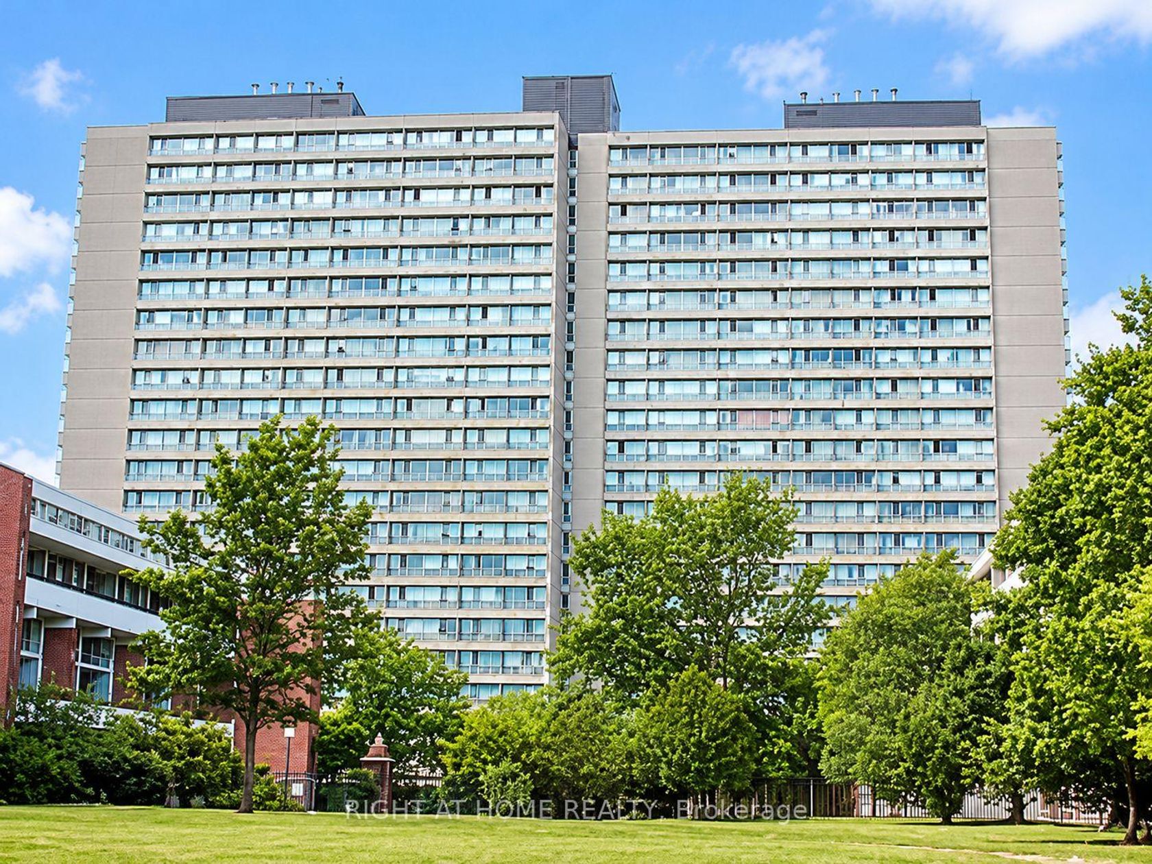 704 - 100 Leeward Glenway, Flemingdon Park, Toronto 