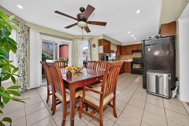 Photo 3 at 26 Peachleaf Crescent S, Fletcher's Meadow, Brampton