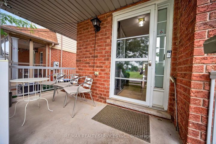 Photo 6 at 26 Peachleaf Crescent S, Fletcher's Meadow, Brampton