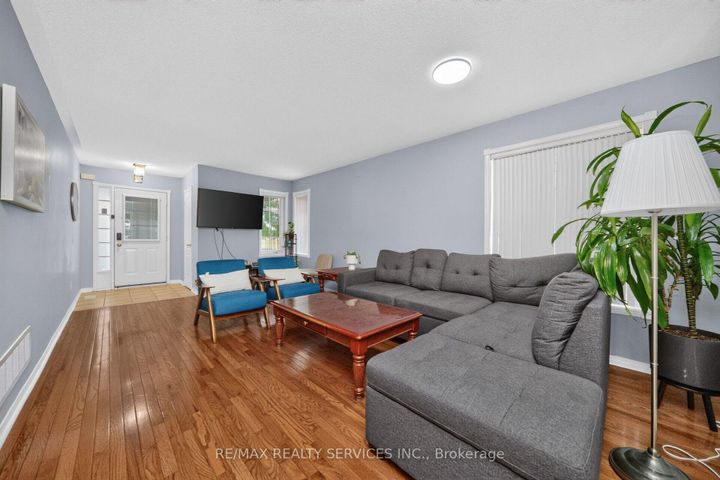 Photo 11 at 26 Peachleaf Crescent S, Fletcher's Meadow, Brampton