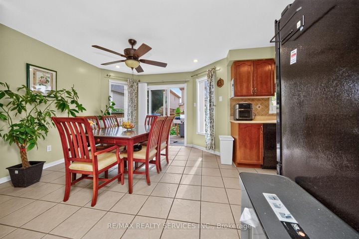 Photo 12 at 26 Peachleaf Crescent S, Fletcher's Meadow, Brampton