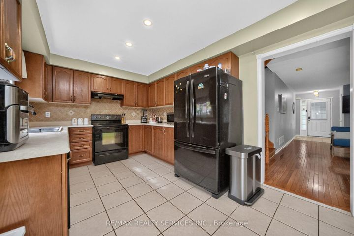 Photo 15 at 26 Peachleaf Crescent S, Fletcher's Meadow, Brampton