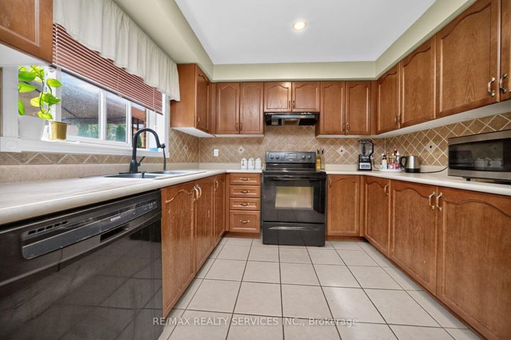 Photo 16 at 26 Peachleaf Crescent S, Fletcher's Meadow, Brampton