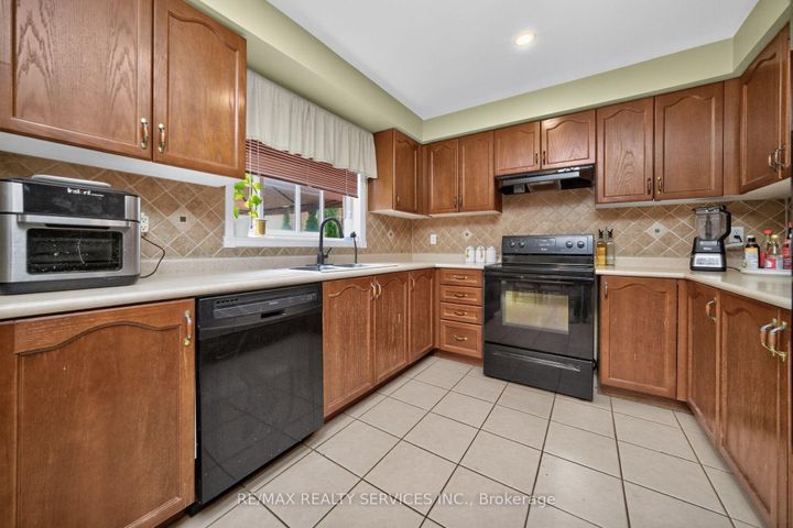 Photo 17 at 26 Peachleaf Crescent S, Fletcher's Meadow, Brampton