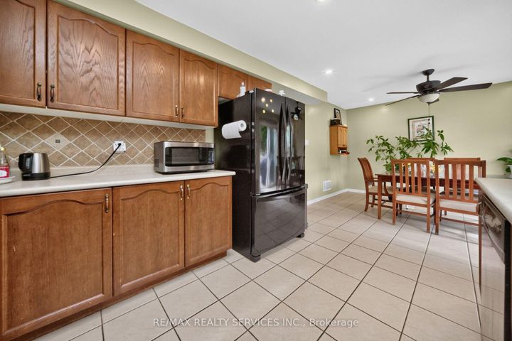 Photo 18 at 26 Peachleaf Crescent S, Fletcher's Meadow, Brampton