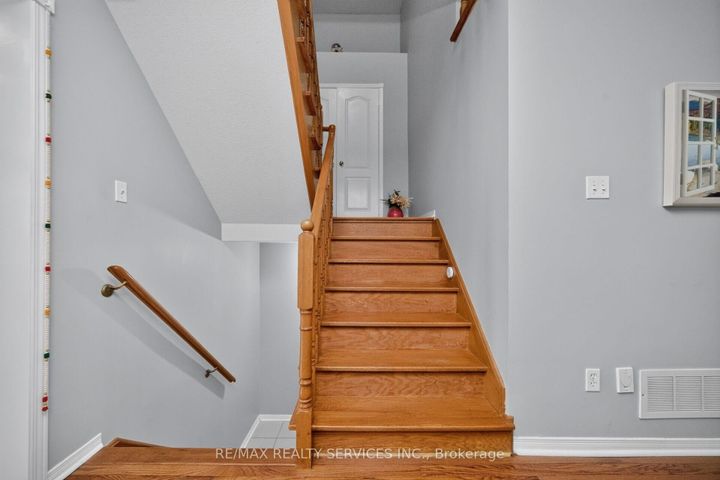 Photo 19 at 26 Peachleaf Crescent S, Fletcher's Meadow, Brampton