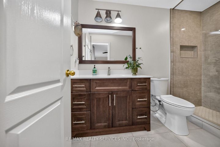 Photo 26 at 26 Peachleaf Crescent S, Fletcher's Meadow, Brampton