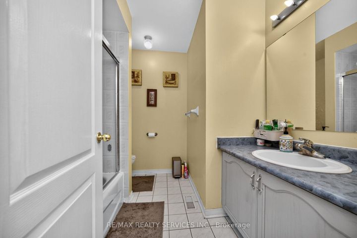 Photo 33 at 26 Peachleaf Crescent S, Fletcher's Meadow, Brampton