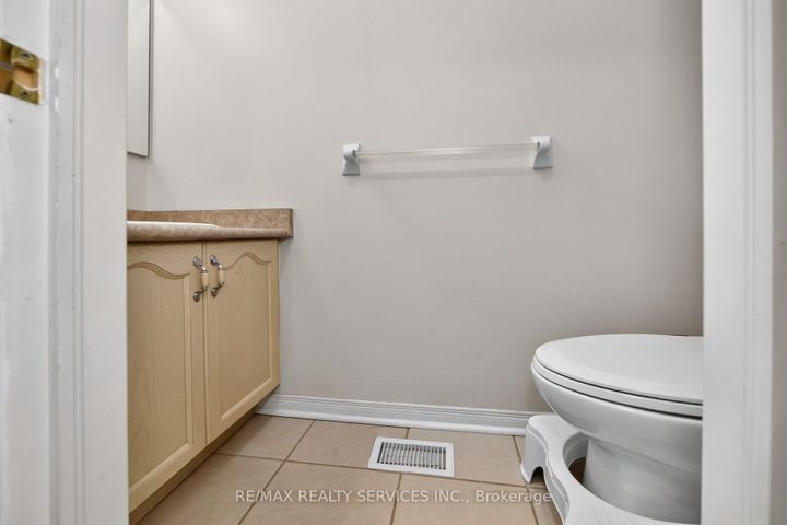 Photo 34 at 26 Peachleaf Crescent S, Fletcher's Meadow, Brampton