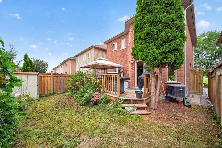 Photo 41 at 26 Peachleaf Crescent S, Fletcher's Meadow, Brampton