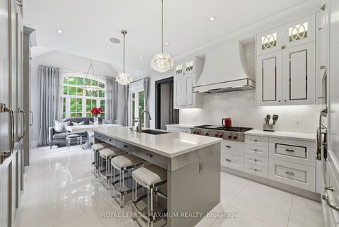 Photo 7 at 124 Annsleywood Court, Kleinburg, Vaughan