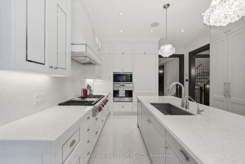 Photo 10 at 124 Annsleywood Court, Kleinburg, Vaughan