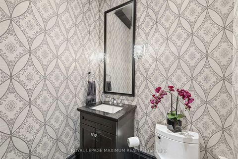 Photo 15 at 124 Annsleywood Court, Kleinburg, Vaughan