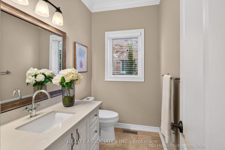 Photo 4 at 128 Coalbrook Court, East Woodbridge, Vaughan