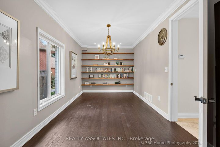 Photo 6 at 128 Coalbrook Court, East Woodbridge, Vaughan