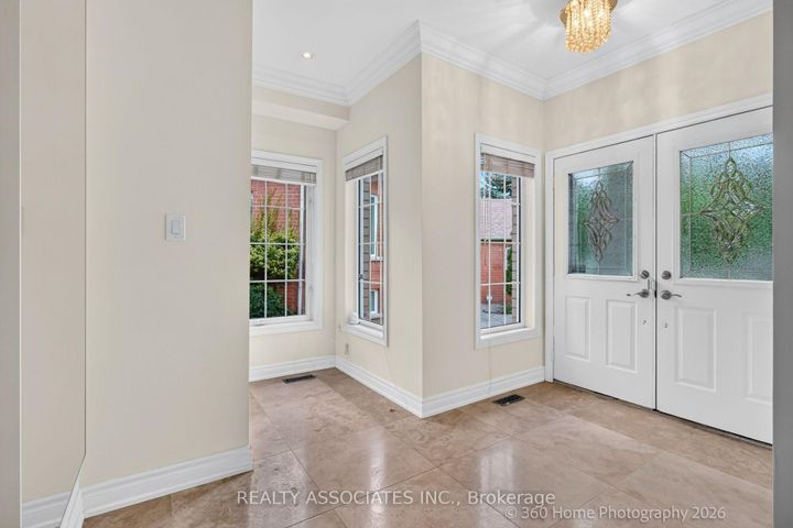 Photo 8 at 128 Coalbrook Court, East Woodbridge, Vaughan