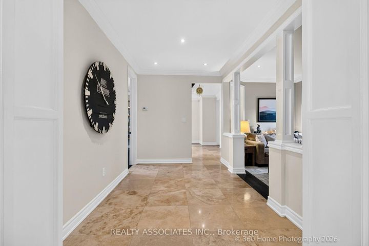 Photo 9 at 128 Coalbrook Court, East Woodbridge, Vaughan
