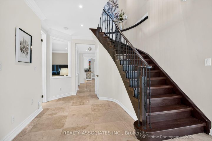 Photo 10 at 128 Coalbrook Court, East Woodbridge, Vaughan