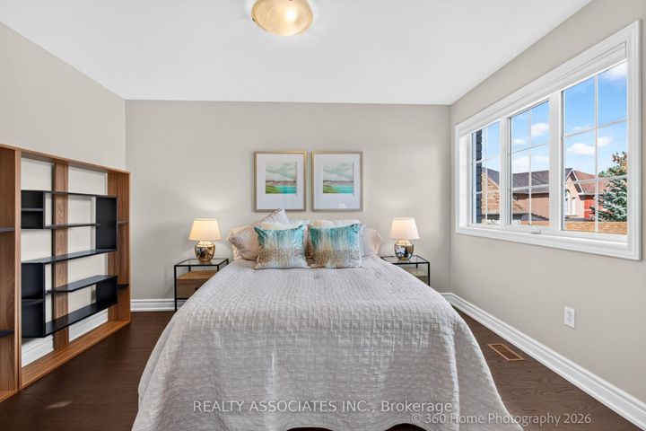 Photo 11 at 128 Coalbrook Court, East Woodbridge, Vaughan