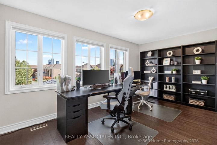 Photo 12 at 128 Coalbrook Court, East Woodbridge, Vaughan
