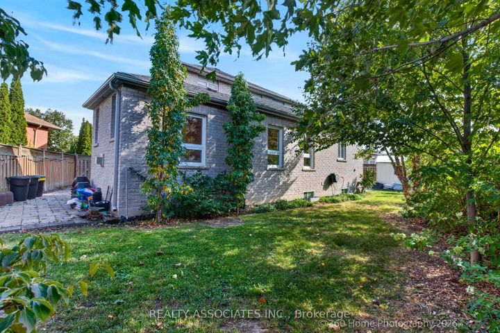 Photo 19 at 128 Coalbrook Court, East Woodbridge, Vaughan