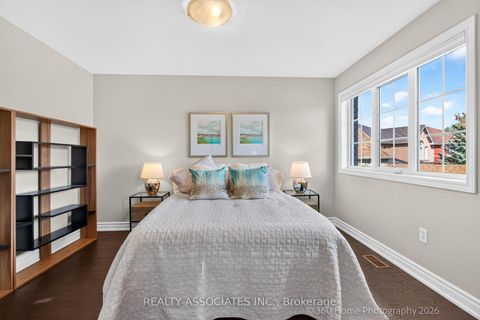 Photo 11 at 128 Coalbrook Court, East Woodbridge, Vaughan