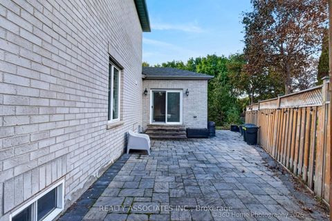 Photo 21 at 128 Coalbrook Court, East Woodbridge, Vaughan