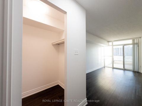 Photo 12 at 1010 - 5 Rowntree Road, Jamestown, Toronto