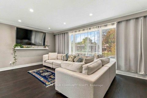 Photo 7 at 2 Munhall Road, Humber Heights, Toronto