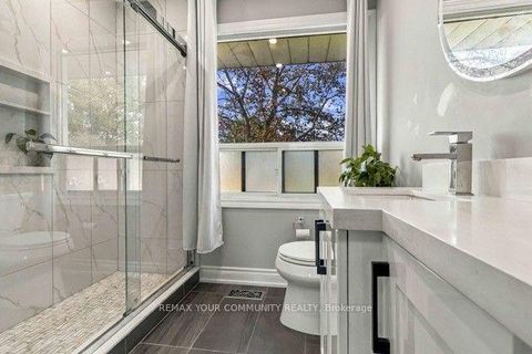 Photo 16 at 2 Munhall Road, Humber Heights, Toronto