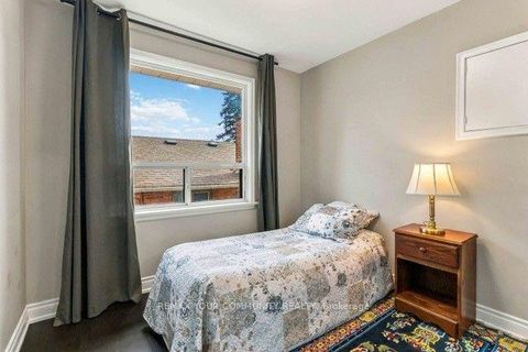 Photo 18 at 2 Munhall Road, Humber Heights, Toronto