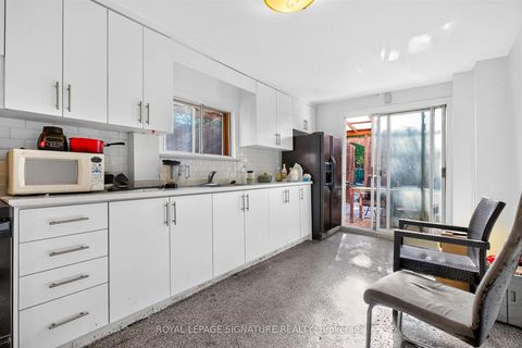 Photo 3 at 212 Lippincott Street, University, Toronto