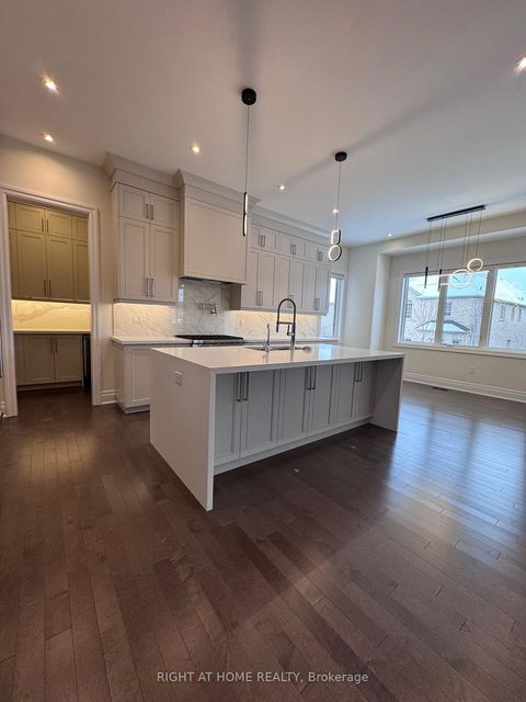Photo 12 at 21 Casavant Court, Patterson, Vaughan
