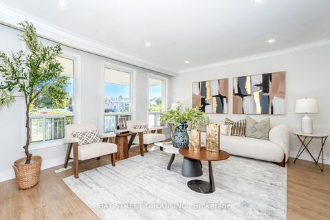 Photo 2 at 42 Faye Drive, Pleasant View, Toronto