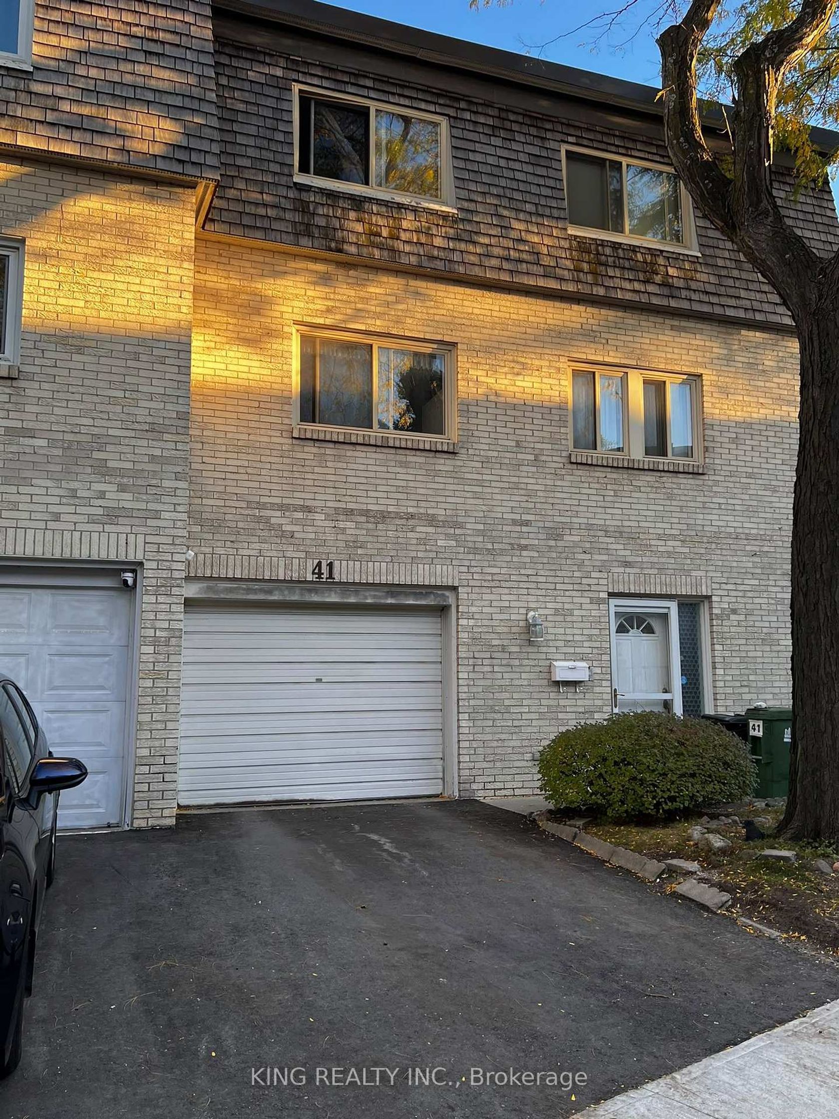 41 Courville Coachway, Pleasant View, Toronto 