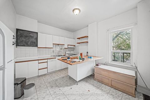 Photo 17 at 112 Baldwin Street, Chinatown, Toronto