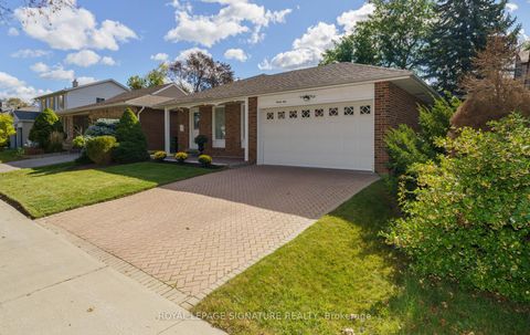 Photo 2 at 29 Fluellen Drive, L'Amoreaux, Toronto