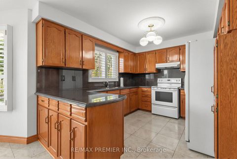 Photo 8 at 42 Burgosa Court, East Woodbridge, Vaughan