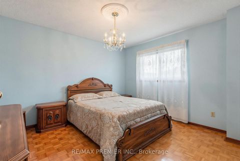Photo 22 at 42 Burgosa Court, East Woodbridge, Vaughan
