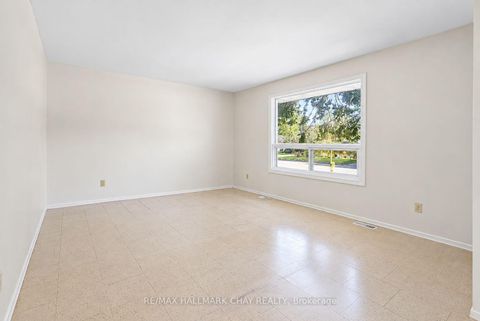 Photo 5 at 14 Heath Street, Cundles East, Barrie