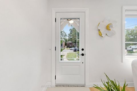 Photo 2 at 136 Glenvale Boulevard, Leaside, Toronto