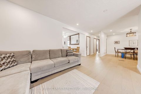 Photo 4 at 39 Seaton Drive, Aurora Highlands, Aurora