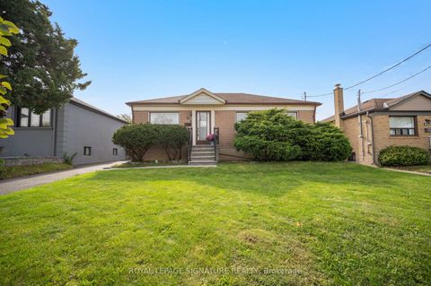 Photo 2 at 81 Nash Drive, CFB, Toronto