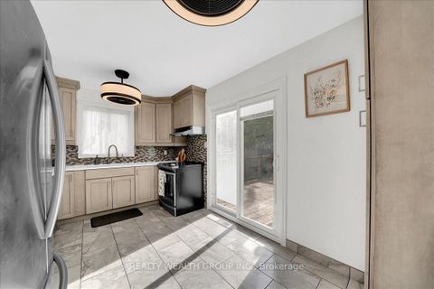 Photo 11 at 11 BRISTOW Court, Allandale Heights, Barrie