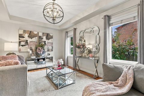 Photo 3 at 35 Tiana Court, Vellore Village, Vaughan
