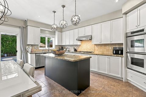 Photo 5 at 35 Tiana Court, Vellore Village, Vaughan