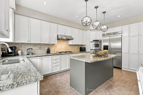 Photo 6 at 35 Tiana Court, Vellore Village, Vaughan