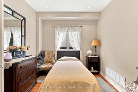 Photo 14 at 35 Tiana Court, Vellore Village, Vaughan