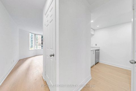 Photo 6 at 909 - 44 Gerrard Street W, Bay Street Corridor, Toronto